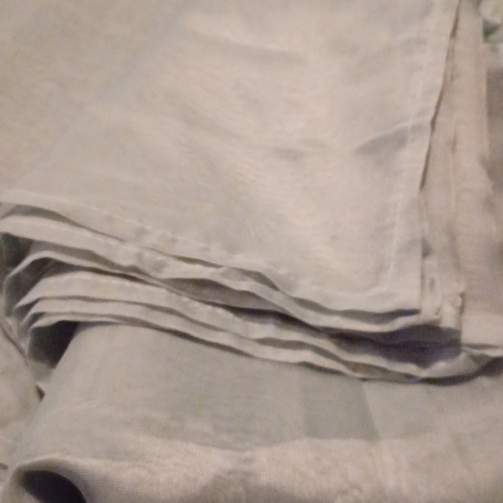 - Elegant Sage Tablecloth for Dining - Picture 2 of 3